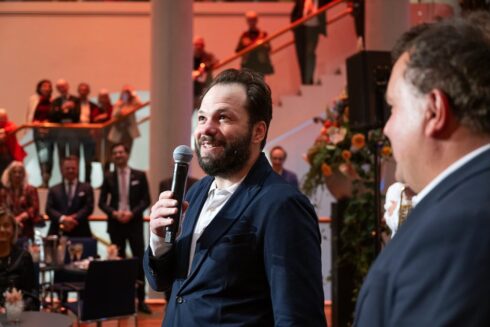 Enger Freiburg-Bezug: Petr Popelka hat an der Musikhochschule Freiburg studiert, Jan Nast war 1990 bis 1997 Orchestergeschäftsführer des Philharmonischen Orchesters und Theaters Freiburg.