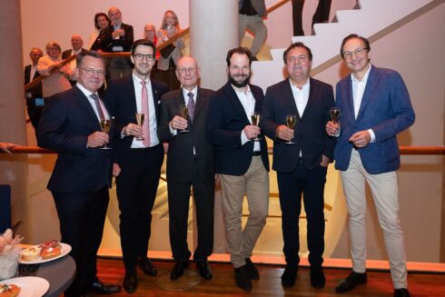 Gratulanten mit facettenreichen Grußworten (von links): Volker Spietenborg (Vorstand der Volksbank Freiburg), Martin Horn (Oberbürgermeister der Stadt Freiburg), Hans Scharrer (Enkel von Firmengründer Ernst Harms), Chefdirigent Petr Popelka und Intendant der Wiener Symphoniker Jan Nast