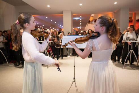 Nachwuchs: Polina Dubow (links) und Luisa Hotaki unterhalten in der Pause